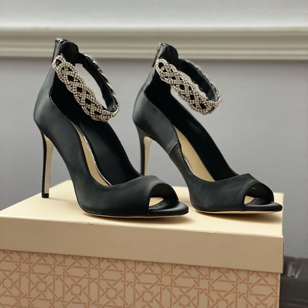New!!Jewel Badgley Mischka black satin Heels size 7